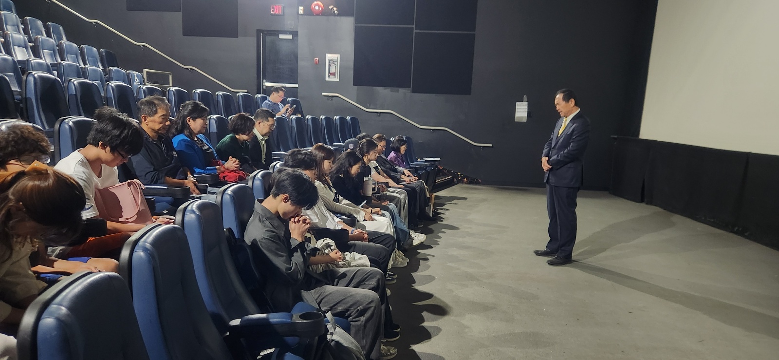 2_장학금수여식 맹인섭 장로님 기도.jpg