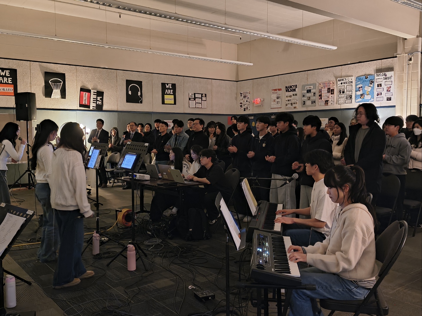 1_worship group 3.jpg