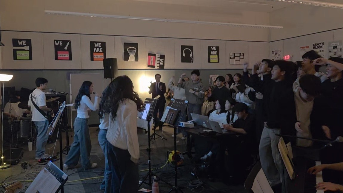 4_worship jump 1.jpg