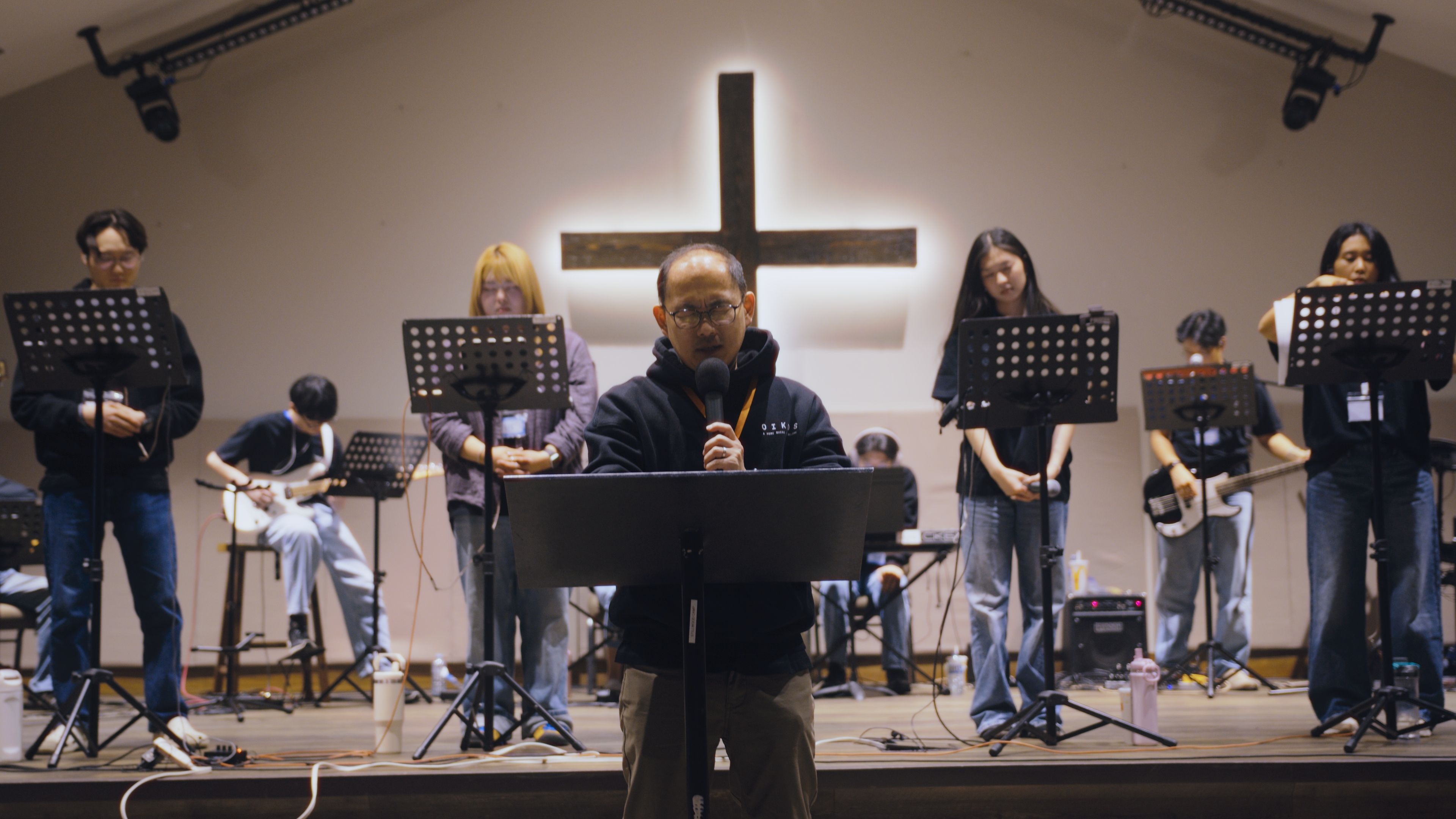 09_oikos retreat_prayer.jpg